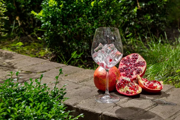 Pomegranate Spritz Cocktail Tall Glass Goblet Ice Cubes Pomegranate Nearby — Foto de Stock