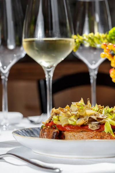 Bovetebröd Bruschetta Med Tomatpuré Selleriblad Kapris Och Kronärtskockor Bruschetta Står — Stockfoto