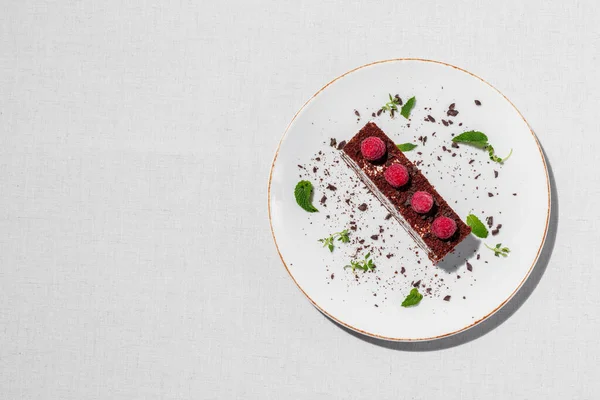 Piece Ice Cream Cake Chocolate Chips Raspberries Dessert Lies Light — Stockfoto