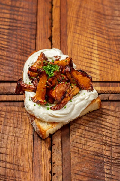 Buckwheat Bread Bruschetta Fried Chanterelle Mushrooms Philadelphia Cheese Lies Background — Zdjęcie stockowe