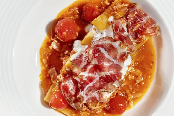 Kleding Pasta Met Prosciutto Gestoofde Tomaten Wijn Roomsaus Voedsel Een — Stockfoto