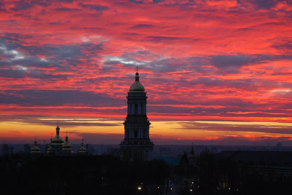 Gün batımında bulutlarda Kyiv Lavra