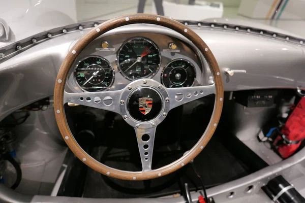 Retro Porsche 'nin direksiyon simidi