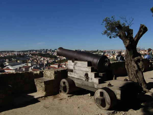 Lizbon manzaralı eski top