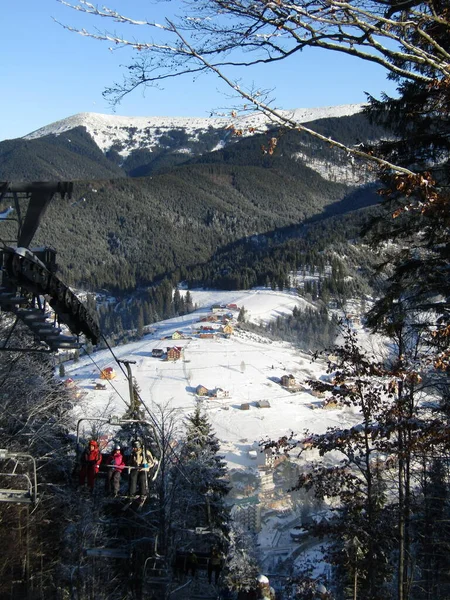 Karlı ve dağlı dağların kayak manzarası