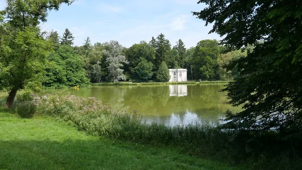 Güzel bir göl manzarası var.