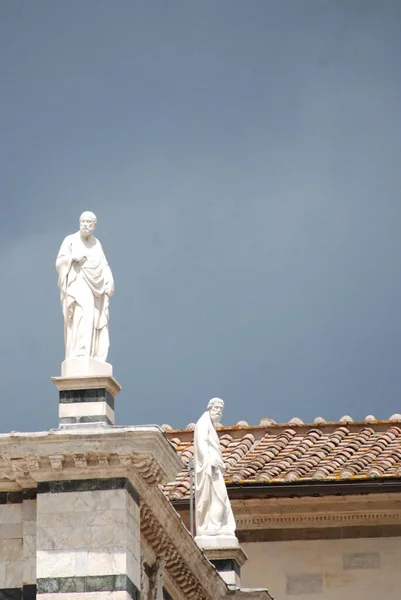 Floransa 'da çatıda iki heykel.