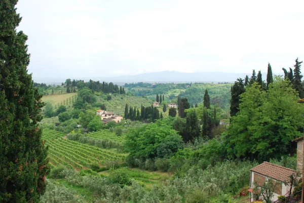 Dağların kırsal kesimindeki bir dağ köyünden manzara, Toskana, İtalya