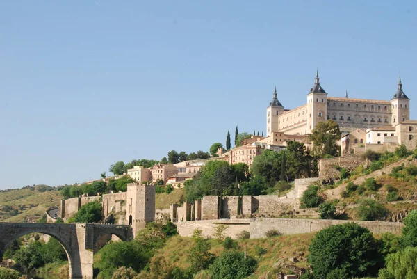 Toledo İspanya 'daki ortaçağ şatosunun manzarası