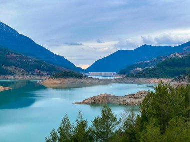 Dağlardaki gölün güzel manzarası