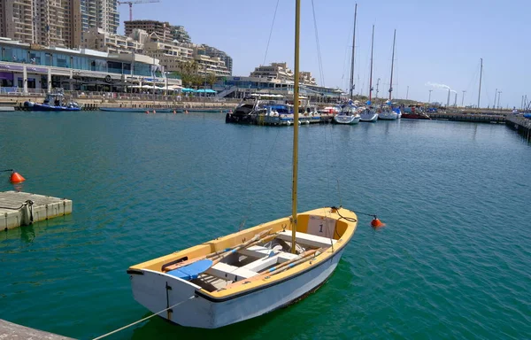 Marina. Yatlar ve tekneler deniz kenarındaki otoparkta.