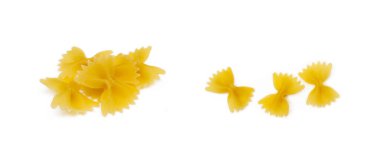 Beyaz arka planda izole edilmiş geleneksel İtalyan makarnası