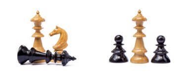  Beyaz arka plan üzerinde izole eski satranç taşları