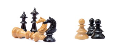  Beyaz arka plan üzerinde izole eski satranç taşları