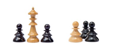 Beyaz arka plan üzerinde izole eski satranç taşları