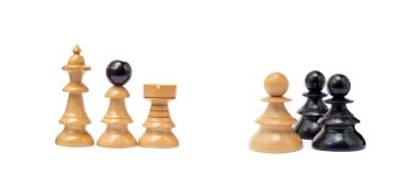 Beyaz arka plan üzerinde izole eski satranç taşları