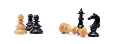 Beyaz arka plan üzerinde izole eski satranç taşları