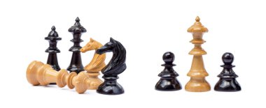 Beyaz arka plan üzerinde izole eski satranç taşları