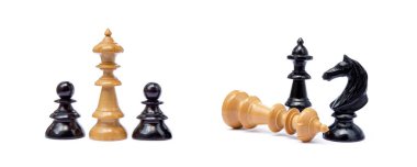  Beyaz arka plan üzerinde izole eski satranç taşları