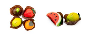 Beyaz zemin üzerinde izole taze badem ezmesi meyveleri