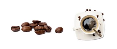 Beyaz arka planda izole edilmiş kahve ve kahve çekirdekleri.