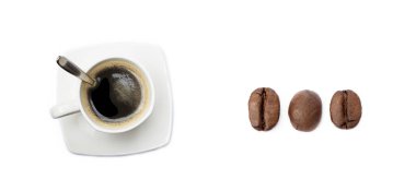 Beyaz arka planda izole edilmiş kahve ve kahve çekirdekleri.