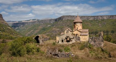 Manastır de Hnevank, Ermenistan, 7 yüzyılda kuruldu..