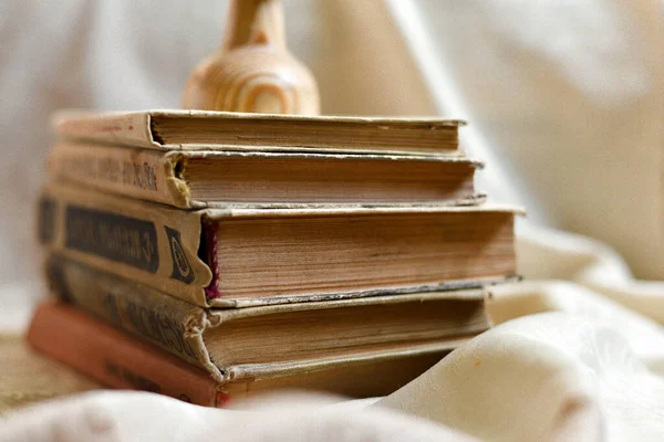 Vecchi Libri Uno Sfondo Legno Sapienza Dei Libri — Foto Stock