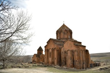Ermenistan Marmashen Manastırı. X-XIII yüzyıllarında yapılmış. Ortaçağ Ermeni Marmaşen Manastırı kompleksi. Ermenistan 'ı gezmek. Ermenistan 'ın panoramik manzara gezisi kompleksi yıkıldı. 