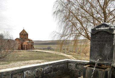Ermenistan Marmashen Manastırı. X-XIII yüzyıllarında yapılmış. Ortaçağ Ermeni Marmaşen Manastırı kompleksi. Ermenistan 'ı gezmek. Ermenistan 'ın panoramik manzara gezisi kompleksi yıkıldı. 