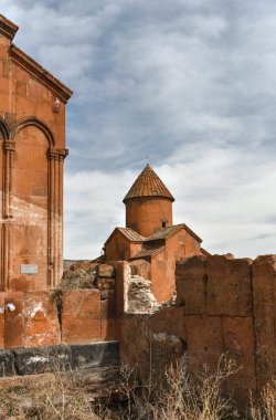 Ermenistan Marmashen Manastırı. X-XIII yüzyıllarında yapılmış. Ortaçağ Ermeni Marmaşen Manastırı kompleksi. Ermenistan 'ı gezmek. Ermenistan 'ın panoramik manzara gezisi kompleksi yıkıldı. 