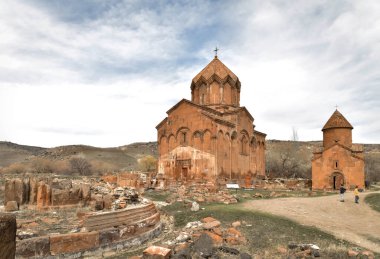 Ermenistan Marmashen Manastırı. X-XIII yüzyıllarında yapılmış. Ortaçağ Ermeni Marmaşen Manastırı kompleksi. Ermenistan 'ı gezmek. Ermenistan 'ın panoramik manzara gezisi kompleksi yıkıldı. 
