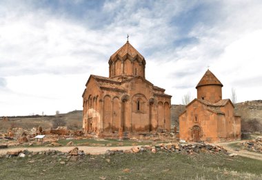 Ermenistan Marmashen Manastırı. X-XIII yüzyıllarında yapılmış. Ortaçağ Ermeni Marmaşen Manastırı kompleksi. Ermenistan 'ı gezmek. Ermenistan 'ın panoramik manzara gezisi kompleksi yıkıldı. 