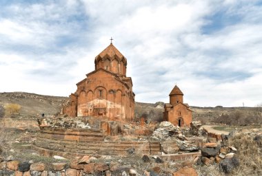 Ermenistan Marmashen Manastırı. X-XIII yüzyıllarında yapılmış. Ortaçağ Ermeni Marmaşen Manastırı kompleksi. Ermenistan 'ı gezmek. Ermenistan 'ın panoramik manzara gezisi kompleksi yıkıldı. 
