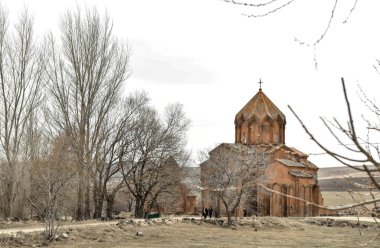 Ermenistan Marmashen Manastırı. X-XIII yüzyıllarında yapılmış. Ortaçağ Ermeni Marmaşen Manastırı kompleksi. Ermenistan 'ı gezmek. Ermenistan 'ın panoramik manzara gezisi kompleksi yıkıldı. 