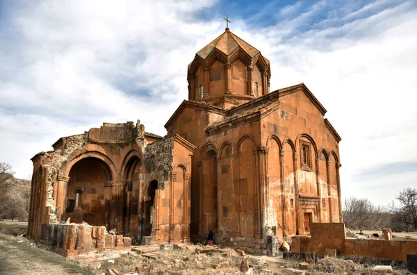 Ermenistan Marmashen Manastırı. X-XIII yüzyıllarında yapılmış. Ortaçağ Ermeni Marmaşen Manastırı kompleksi. Ermenistan 'ı gezmek. Ermenistan 'ın panoramik manzara gezisi kompleksi yıkıldı. 
