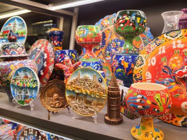 Türk karayolunun kenarındaki hediyelik eşya dükkanlarında tipik Türk hediyelik eşyaları satılıyor.