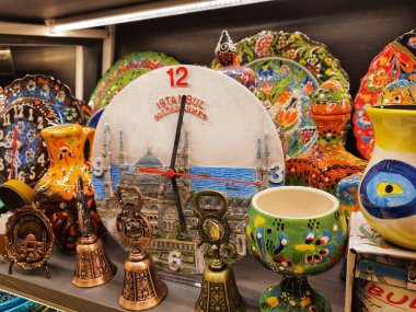 Türk karayolunun kenarındaki hediyelik eşya dükkanlarında tipik Türk hediyelik eşyaları satılıyor.