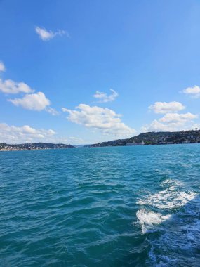 Türkiye 'de boğazdaki mavi deniz.