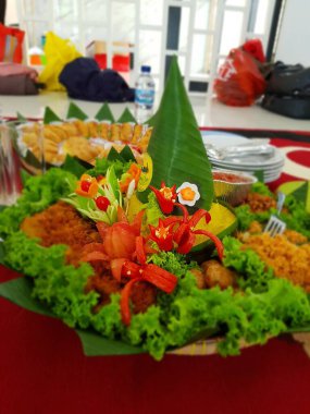 Sebzeli ve meyveli lezzetli salata.