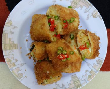 Soslu ve sebzeli kızarmış balık.