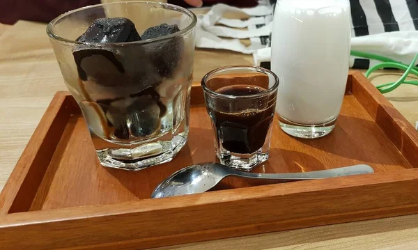 Copo Café Frio Com Sorvete Uma Xícara Chá — Fotografia de Stock