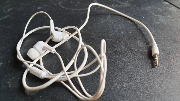 Άσπρα Ακουστικά Μαύρο Φόντο — Φωτογραφία Αρχείου