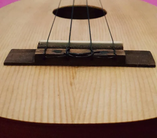 木制的桌子上的吉他 — 图库照片