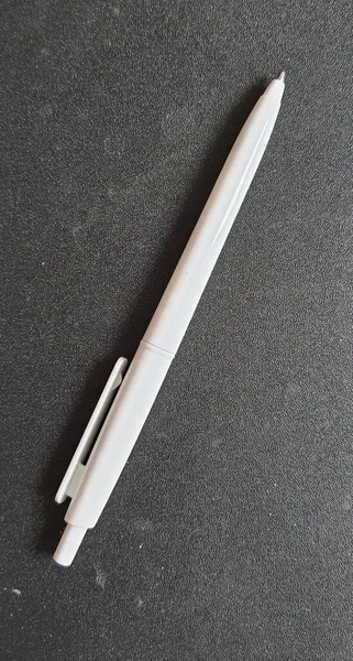 Penna Bianco Nero Sfondo Scuro — Foto Stock