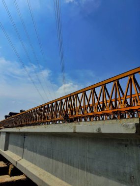 Precast Girder ve Launcher Gantry bir inşaat projesinde.