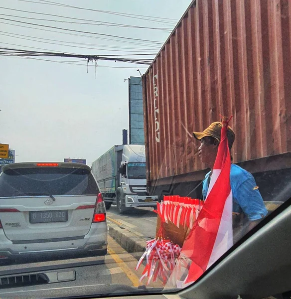 Jakarta Indonesia July 2022 Man Selling Red White Flags Roadside — Stock Photo, Image