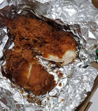 Bir kağıt parçasını bir bardak sütle kapat.