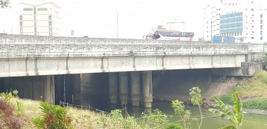 Nehrin arka planındaki köprünün görüntüsü