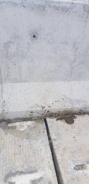 Arkaplan olarak kullanılabilecek çatlaklara ve çiziklere sahip beton duvar